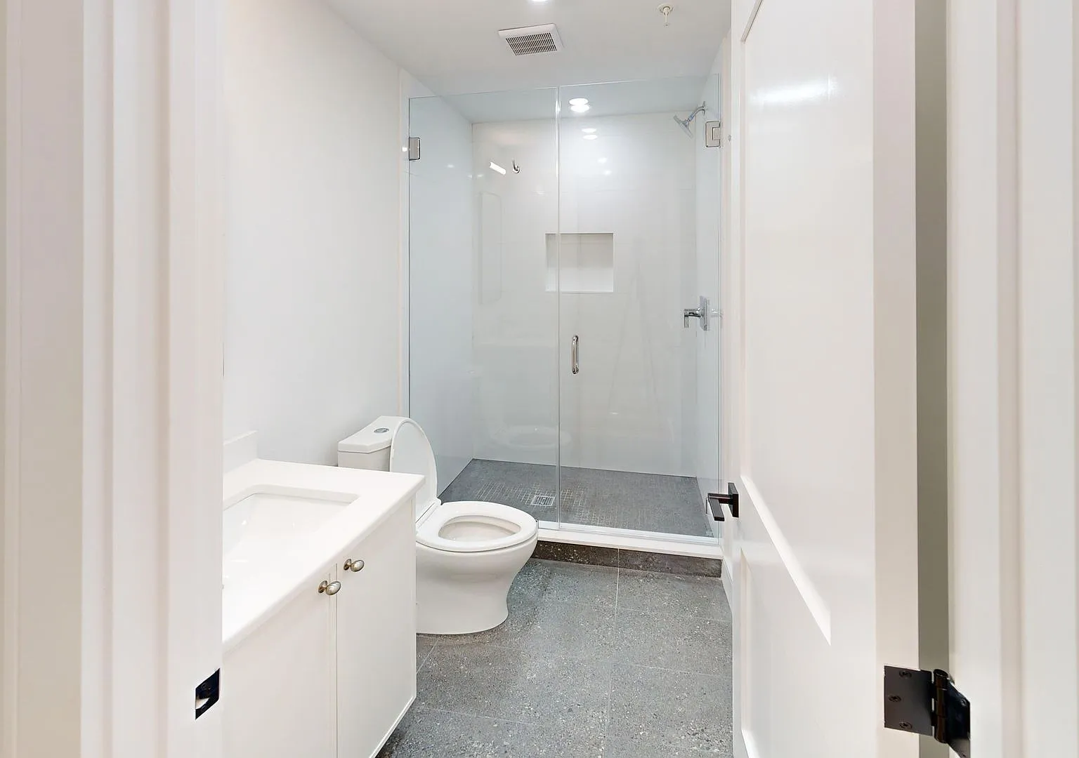 Theatre District 4 Bed W/D in Unit No Fee 9/1 — Photo 3
