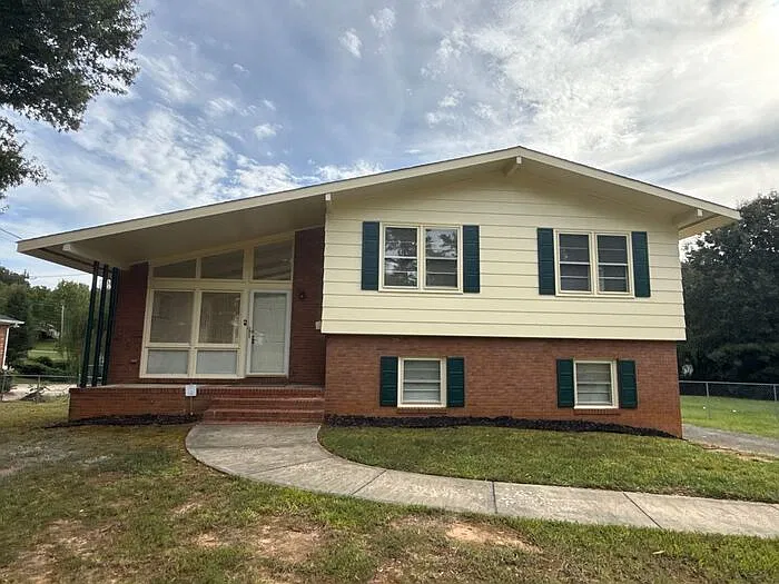 3 bed, 1.5 bath, 1718 sqft, $1,800 — Photo 2