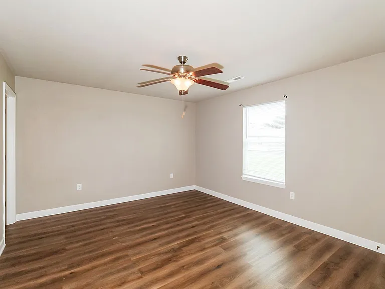 208 SW Rose St — Photo 8