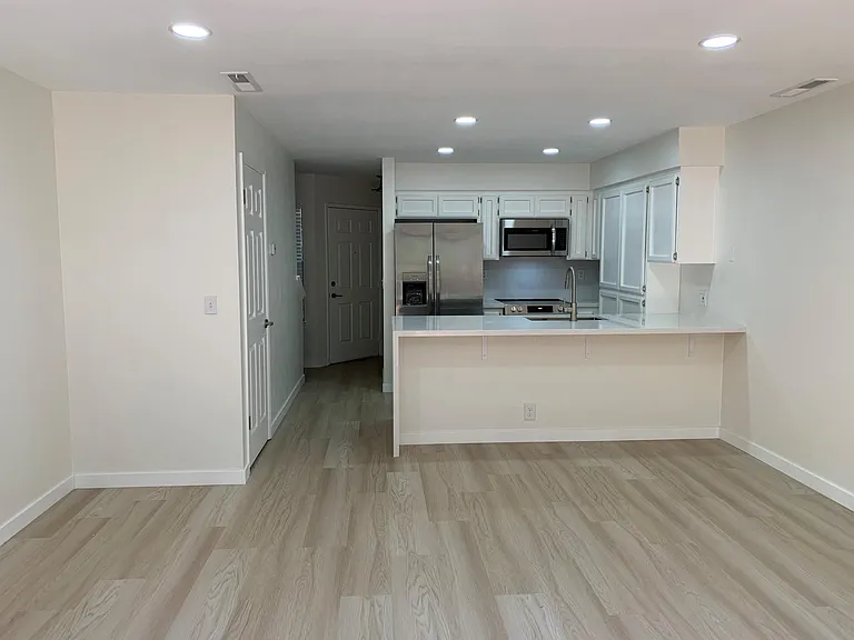 387 Creekview Dr — Photo 2