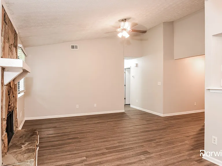 2571 Redfield Dr — Photo 3