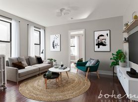 304 W 151st St