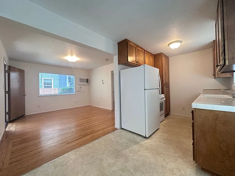 1221 W St #A — Photo 5