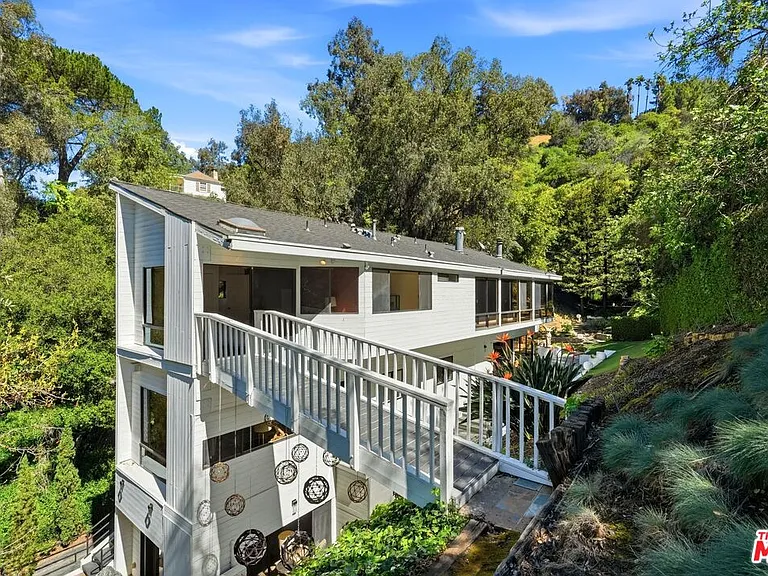 2350 Benedict Canyon Dr — Photo 31