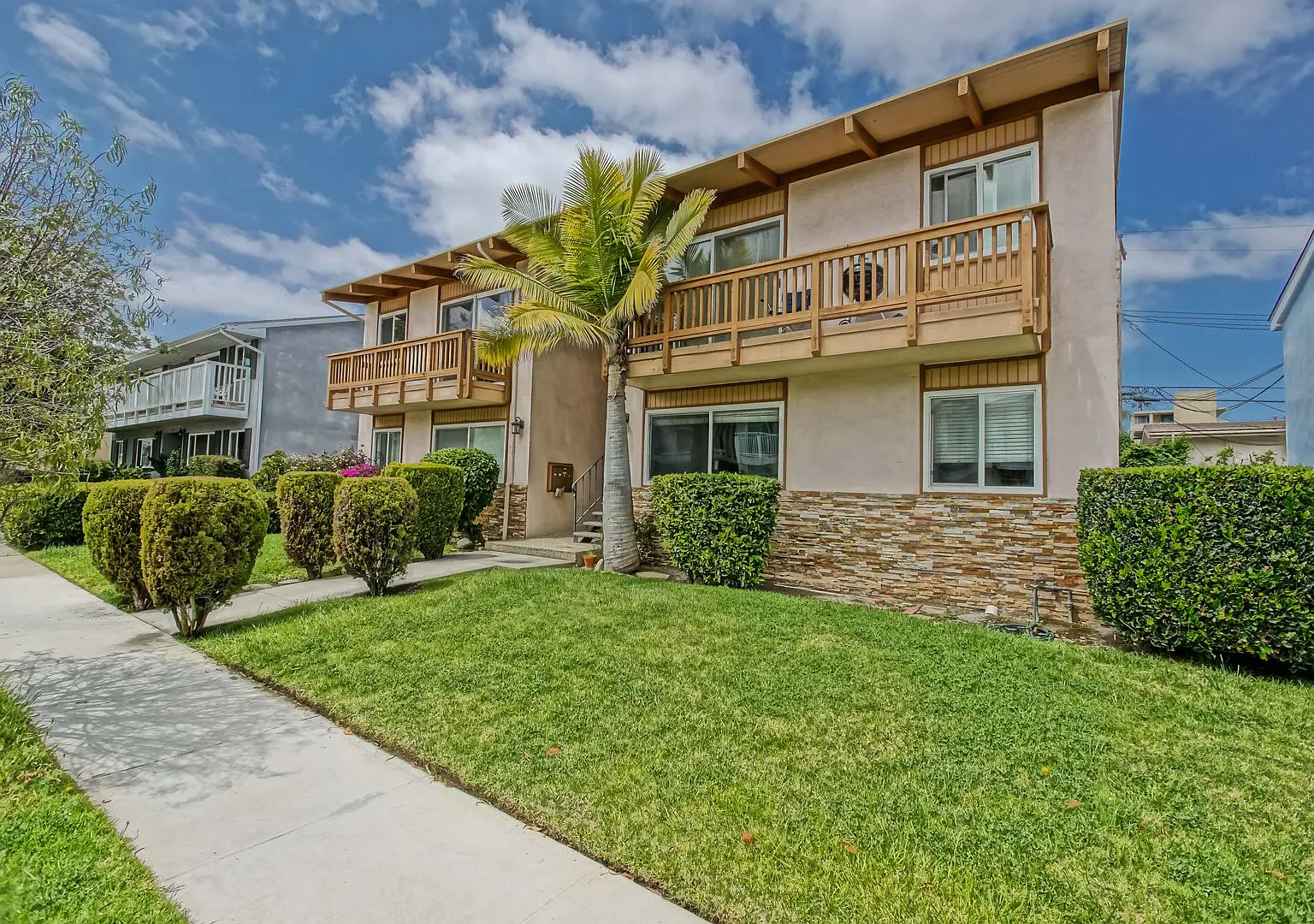 Charming & Airy, 1st-Floor Apartment W/ 1-Car Garage Parking Just Mins To Shopping, Restaurants &... — Photo 4