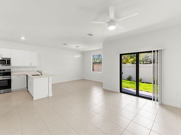 2nd image of 2924 Park Pl #5838