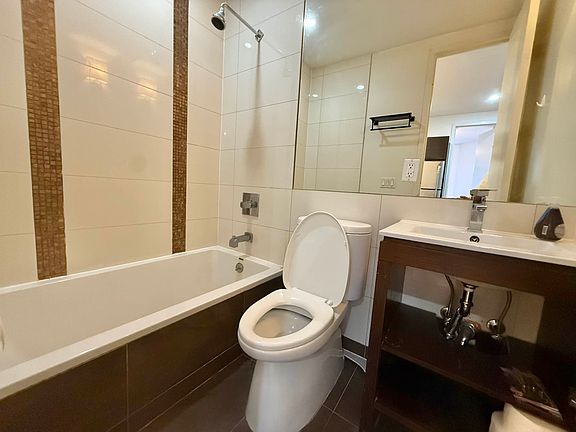 3rd image of 826 Saint Johns Pl APT 2F