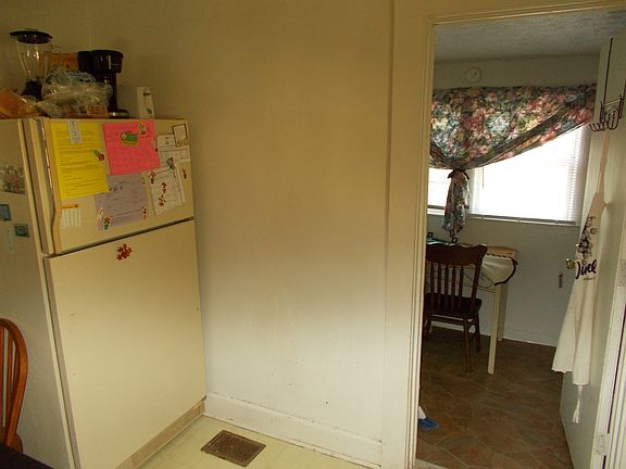 5th image of 710 E Ellis St