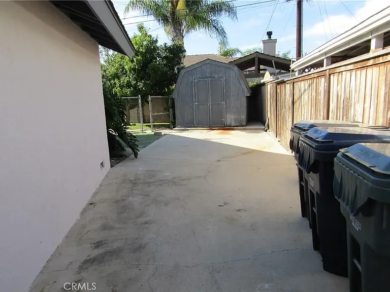 8901 Shore Cir — Photo 30