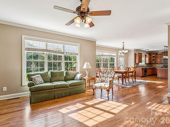 5th image of 1018 Victoria Blake Ln