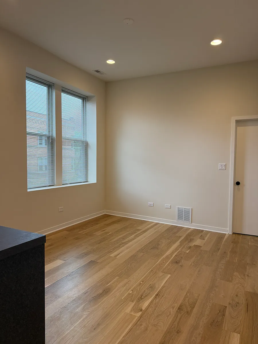 Building Photo - 972 W 33rd Pl #2F