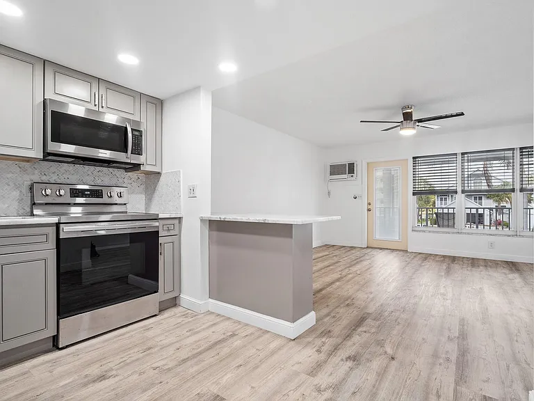 1110 N Riverside Dr #20 — Photo 24