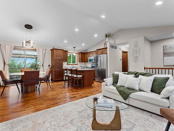 3rd image of 3993 Stone Point Dr NE