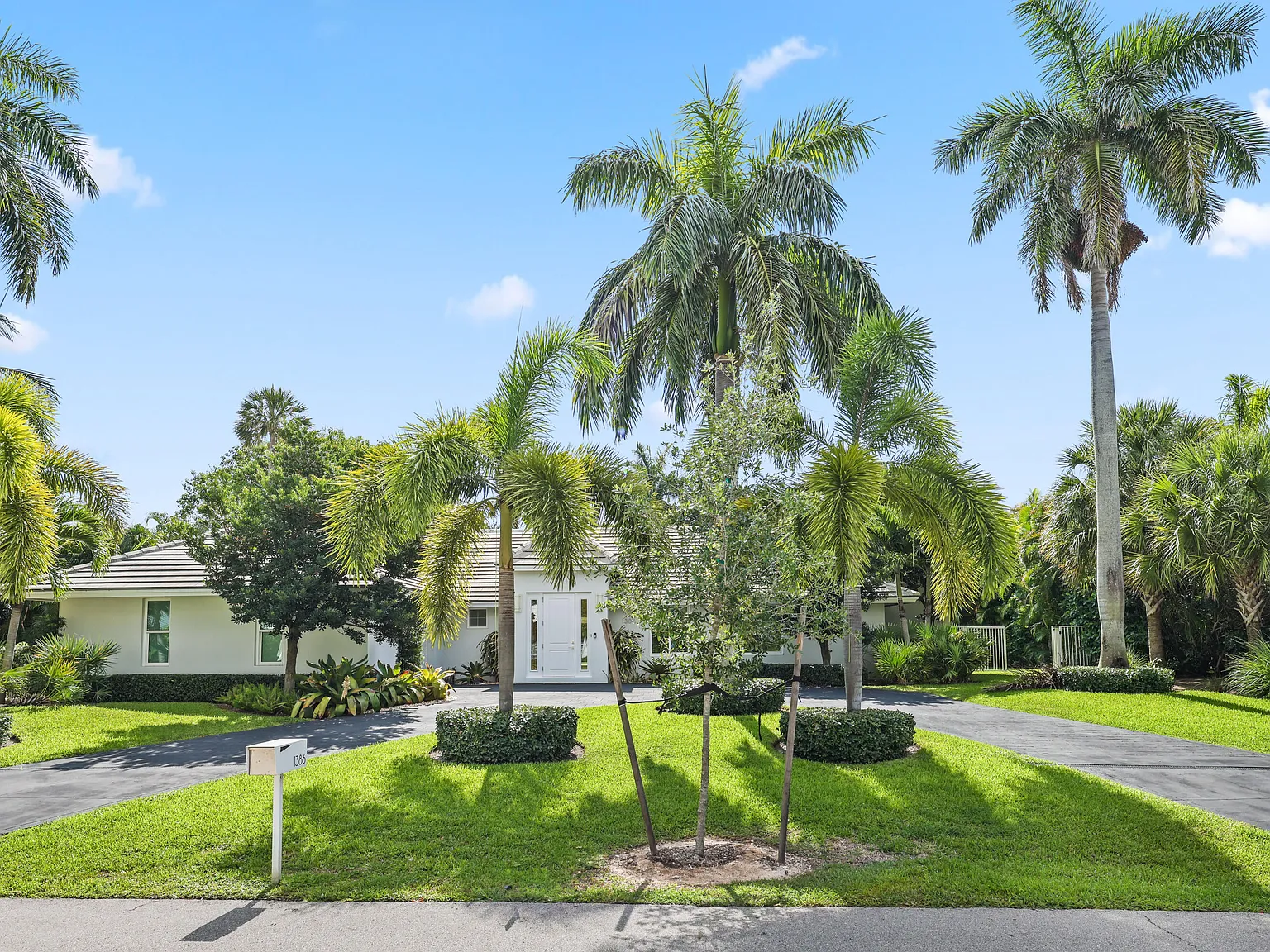 3 bed, 3.5 bath, 2886 sqft, $13,500 — Photo 3