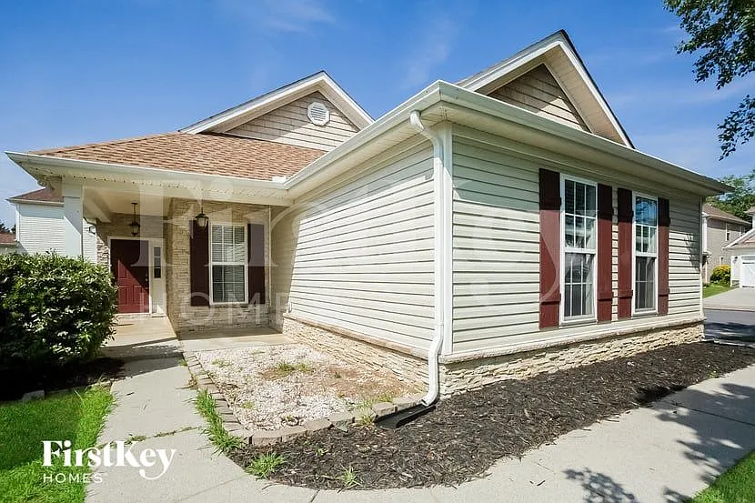 3 bed, 2.0 bath, 1300 sqft, $2,010 — Photo 2