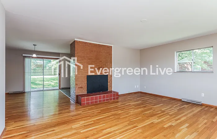 3 bed, 1.5 bath, 1350 sqft, $1,395 — Photo 3