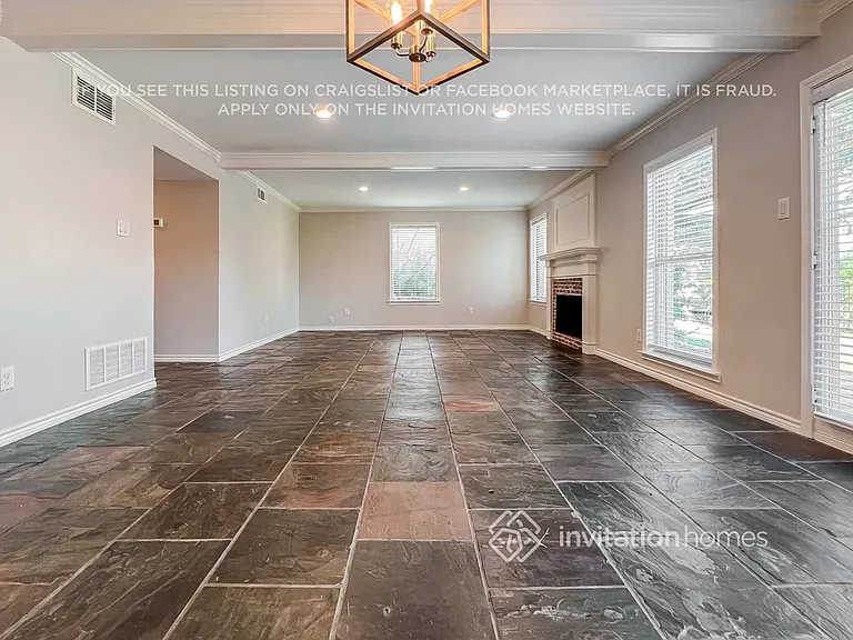404 Columbia Dr — Photo 4