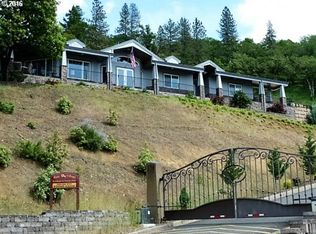 1798 NE Kennedy Loop Dr, Roseburg, OR 97470