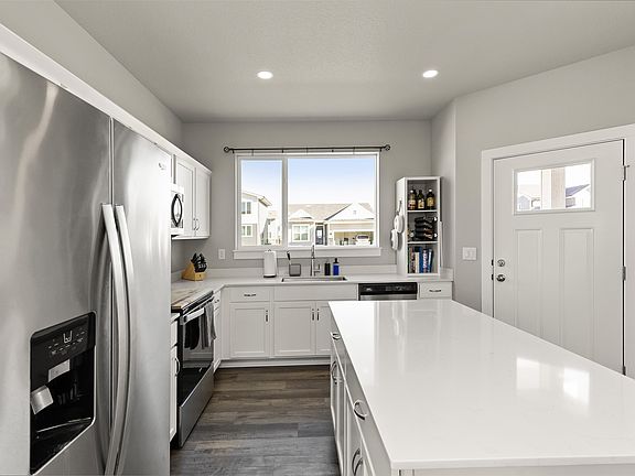 3rd image of 616 NE Pearl Dr