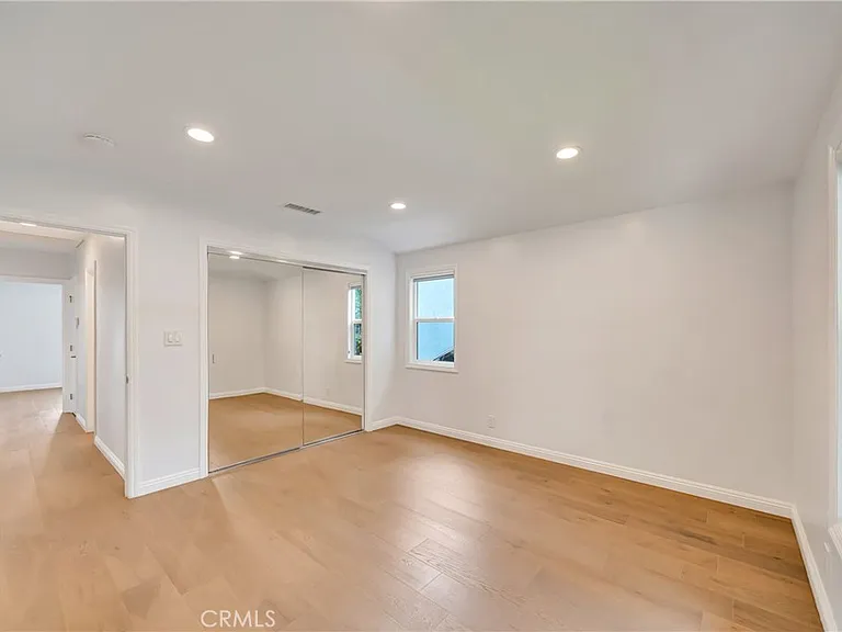 4833 Longridge Ave — Photo 19
