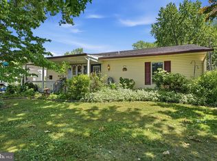 70 Tall Pine Ln, Levittown, PA 19054
