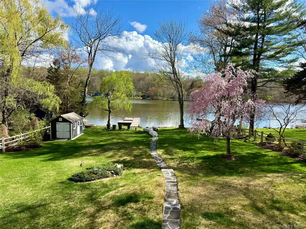 34 Twin Lakes Rd, South Salem, NY 10590