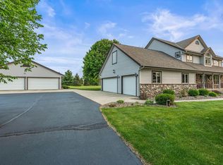 N91W27373 Hickory Rd, Hartland, WI 53029
