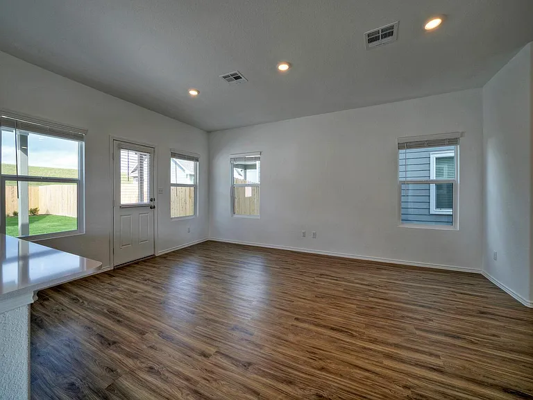 1317 Linwood St — Photo 15