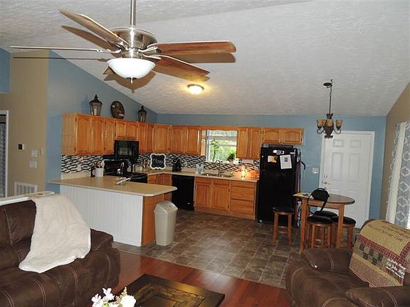 5th image of 682 Ross Dr