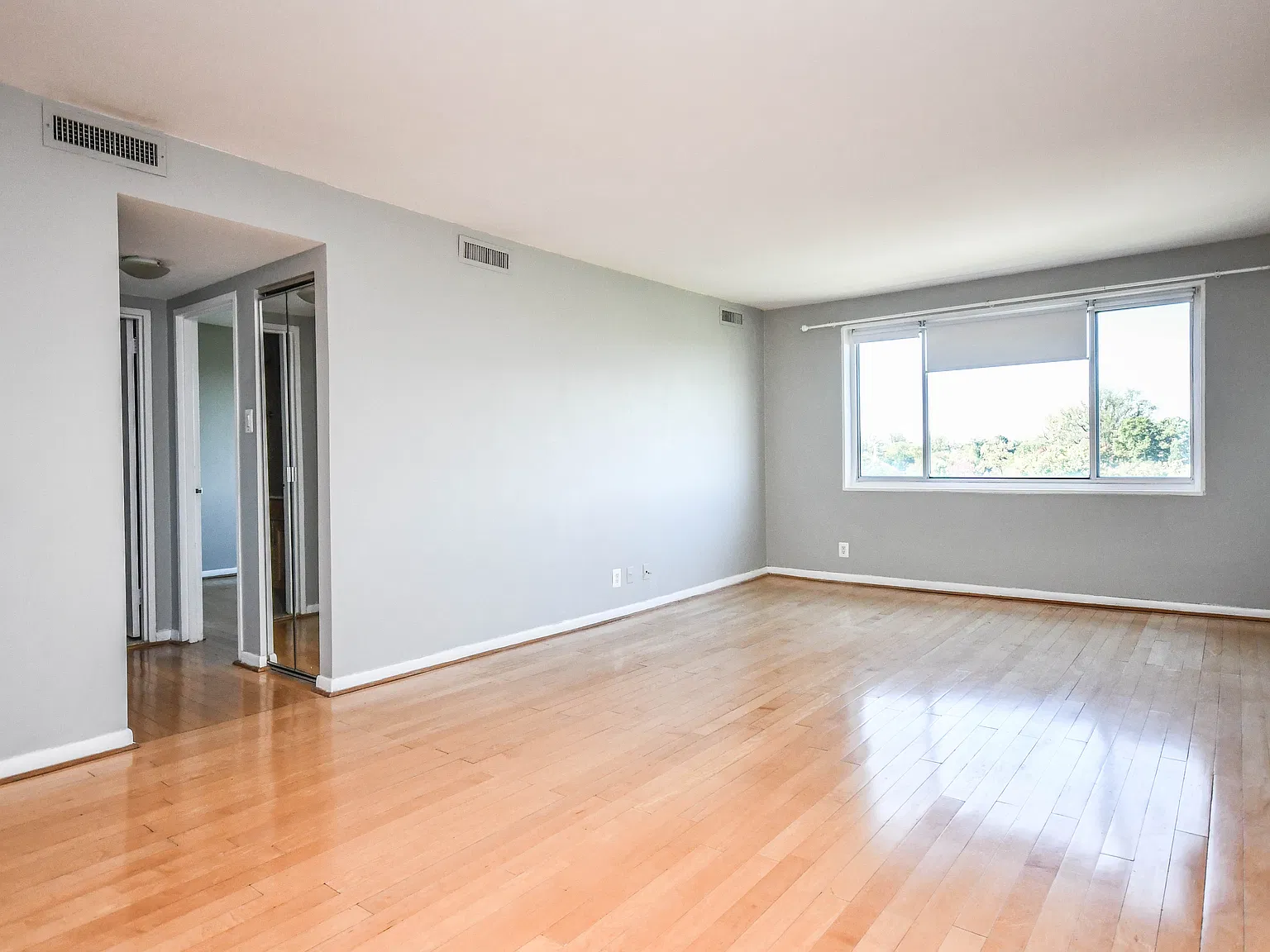 1 bed, 827 sqft, $2,100 — Photo 2