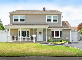 26 Corncrib Ln, Levittown, NY 11756