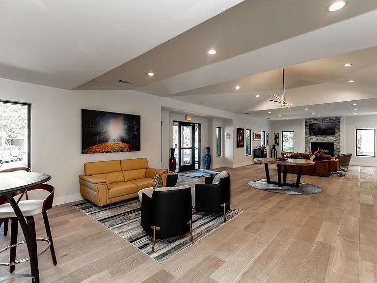 Wellington Apartments — Photo 10
