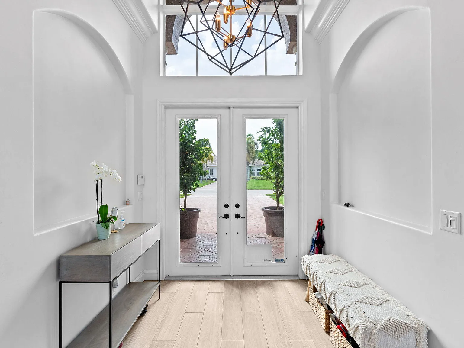 6 bed, 4.5 bath, 4146 sqft, $20,000 — Photo 3