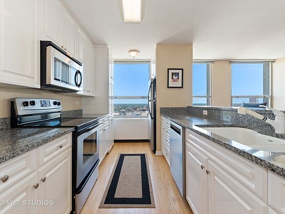 4th image of 2626 N Lakeview Ave APT 2812