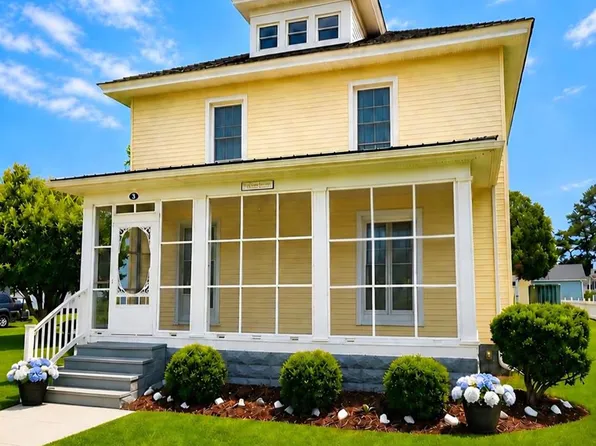8 South St, Wachapreague, VA 23480