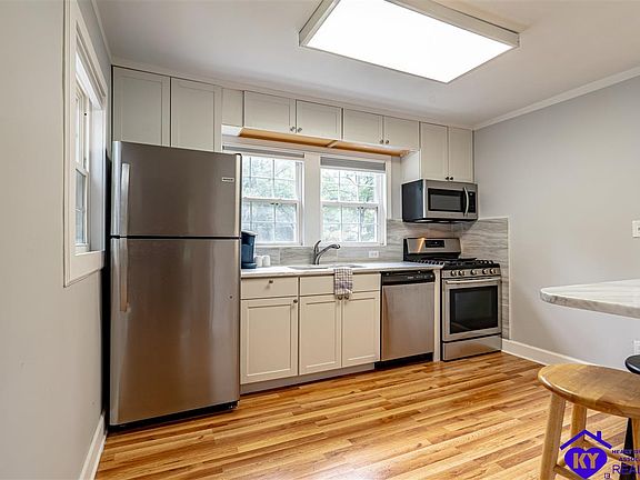 3rd image of 902 W Vine St