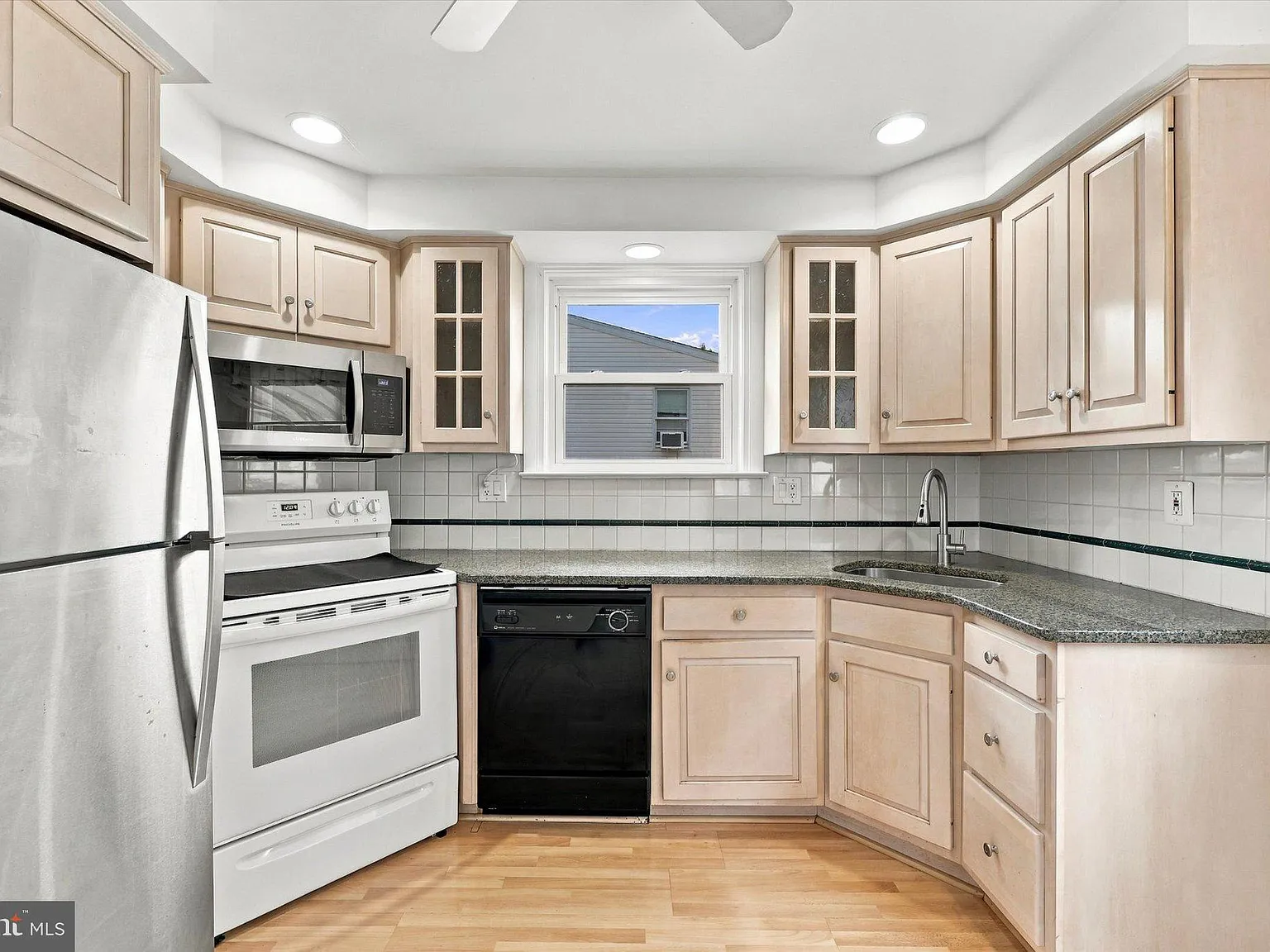3 bed, 2.5 bath, 1720 sqft, $3,200 — Photo 4