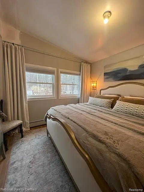 3 bed, 1.5 bath, 2016 sqft, $5,000 — Photo 3