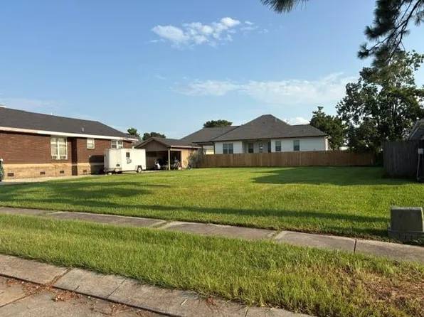 8421 Fairfax Dr, Chalmette, LA 70043