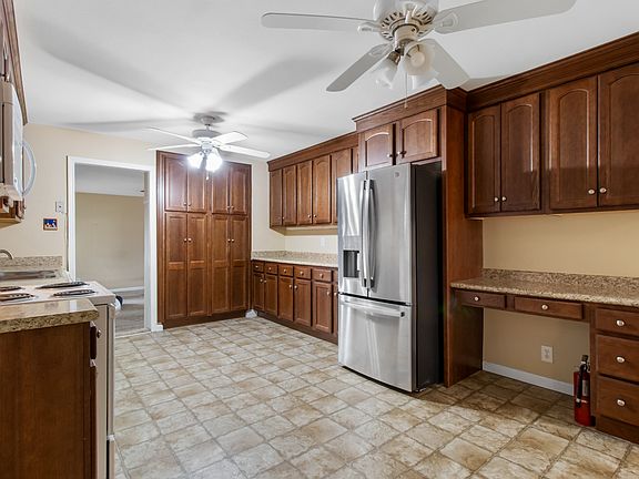 5th image of 165 E Regent Dr