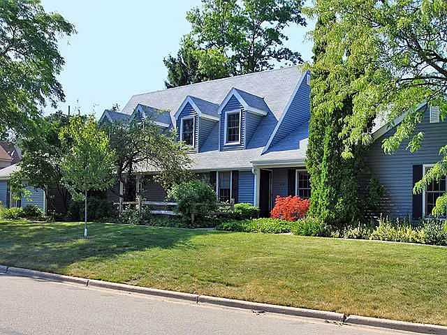 1240 Lakeside Dr photo 1