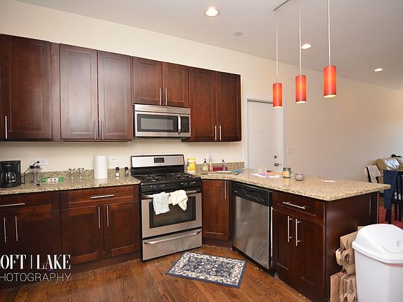 3rd image of 1032 N Ashland Ave #2F