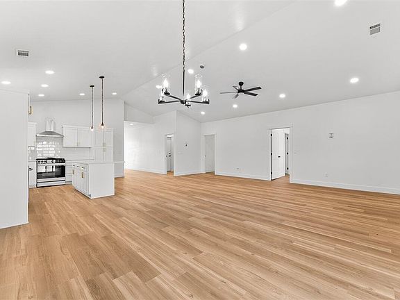 4th image of 467 Arnos St