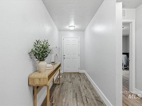4th image of 19537 Cumberland Pl