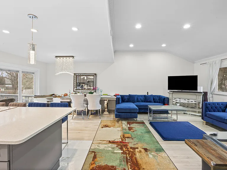 18 South Dr — Photo 3