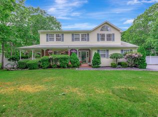 34 Carmen View Dr, Shirley, NY 11967