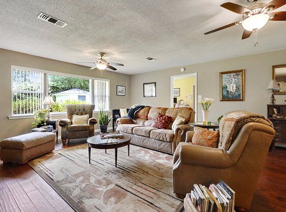 4th image of 619 E Lakeshore Dr