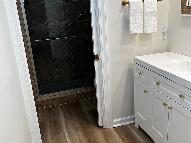 On-suite bath in primary bedroom