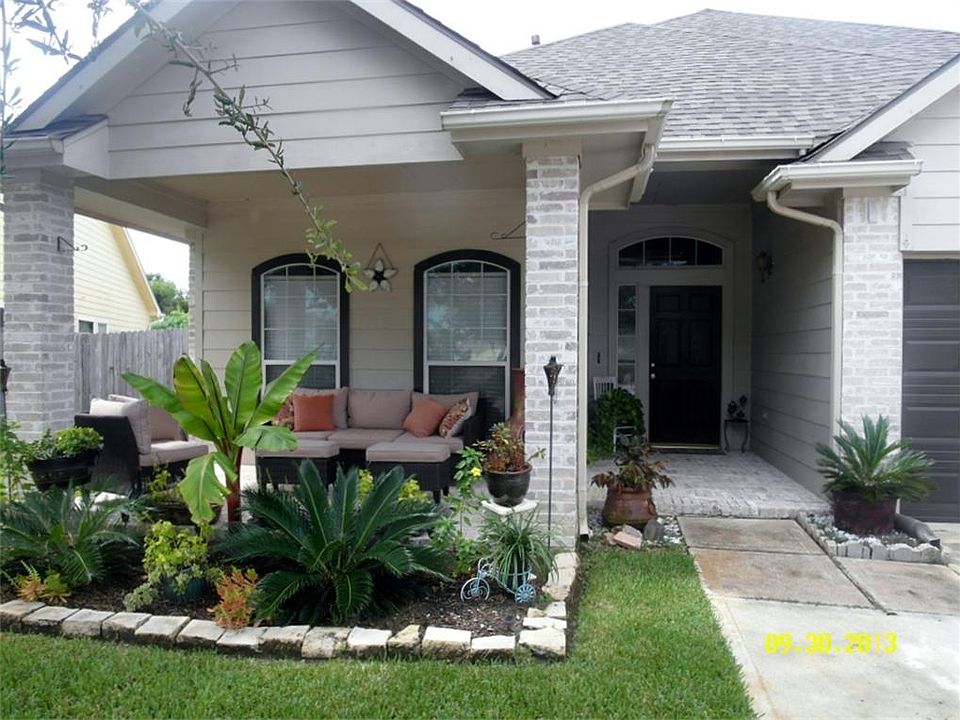 Front Porch Living..comfort while watching the kids play in the Cul-de-sac !!