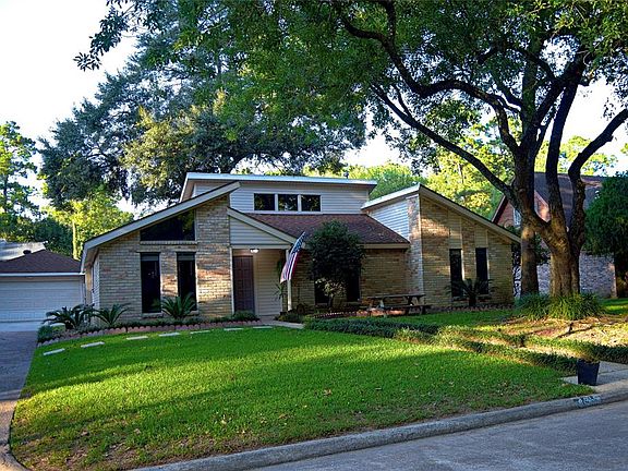 2nd image of 1915 Lakeville Dr